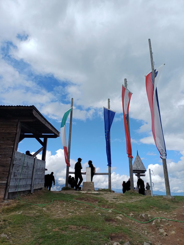 Festa dell’Amicizia dei Tre Confini presso la cima del Monte Forno/Dreiländereck/Peč 